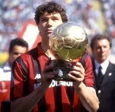 Van Basten avec son ballon d'or dans les mains
