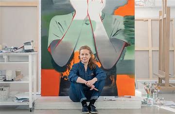 Françoise Petrovitch assise en tailleur devant son tableau représentant un enfant