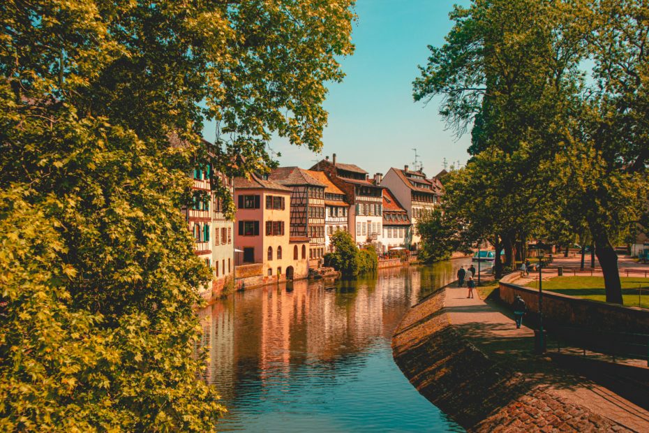 Image de Strasbourg, qui nous montre le Rhin et quelques maisons
