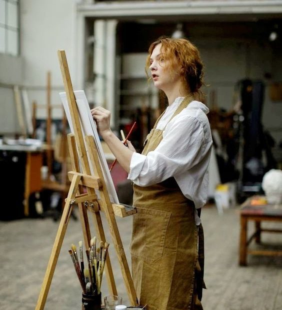 Une femme entrain de peindre